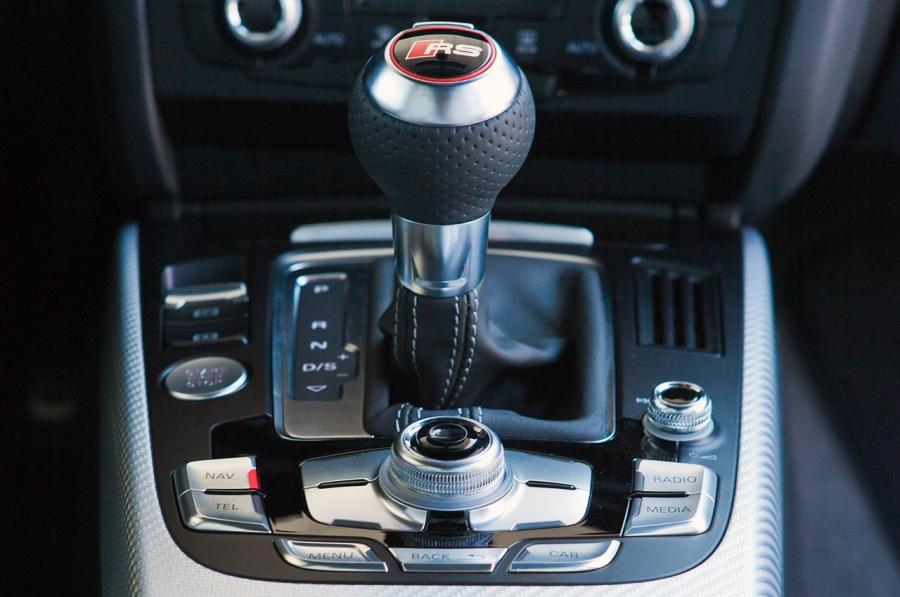 Детали интерьера Audi RS4 Avant (B8, 8K) 2012 года  (WW) (фото 43 из 114)